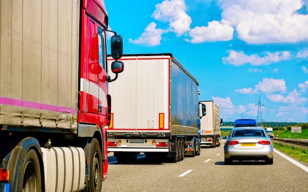 Foto camion in strada estiva della polonia. camionista in autostrada. camion che fa lavori di logistica. semirimorchio con conducente. grande auto da carico. consegna merci. industria dell'esportazione dei trasporti. contenitore con merci