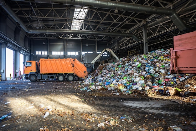 트럭은 현대 폐기물 재활용 처리 공장에서 쓰레기를 던졌습니다. 쓰레기 수거 분리 및 분류 추가 처리를 위해 폐기물 재활용 및 저장