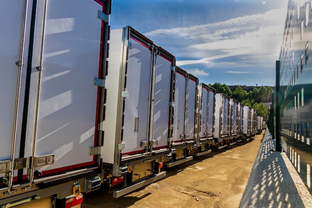 Foto industria del trasporto di parcheggi per rimorchi per camion