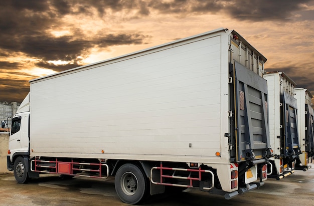 Foto contenitore di camion sul parcheggio al cielo al tramonto. logistica e trasporto delle consegne nel settore del trasporto merci su strada.