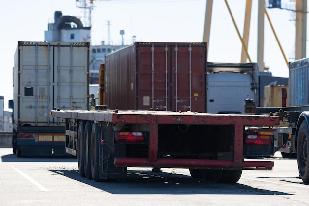 写真 港の駐車場で荷積みを待っているトラック