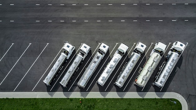 I camion stanno in fila nel centro logistico vista dall'alto del parcheggio