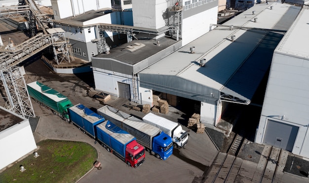 Camion in attesa di essere caricati in una fabbrica di falegnameria vista dall'alto