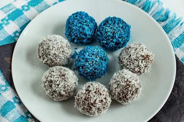 Truffels met cacao kokos en sesamzaadjes heerlijk toetje