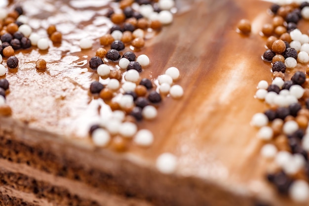 Трюфельный торт из слоеного теста крупным планом сверху со сладкими шариками, вид сбоку, выборочный фокус