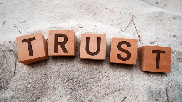 나무 큐브 모래 배경 비즈니스 및 신뢰 개념에서 신뢰 기호
