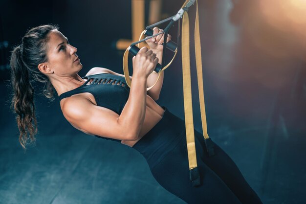 Photo trx suspension training exercise in the gym