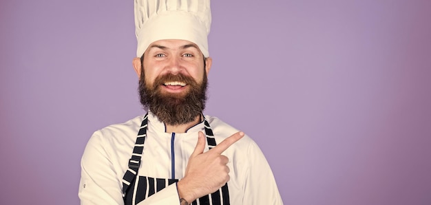 Photo try something special special offer from chef confident bearded happy chef white uniform my secret tips culinary cooking easy and pleasant occupation become chef at restaurant cheerful chef