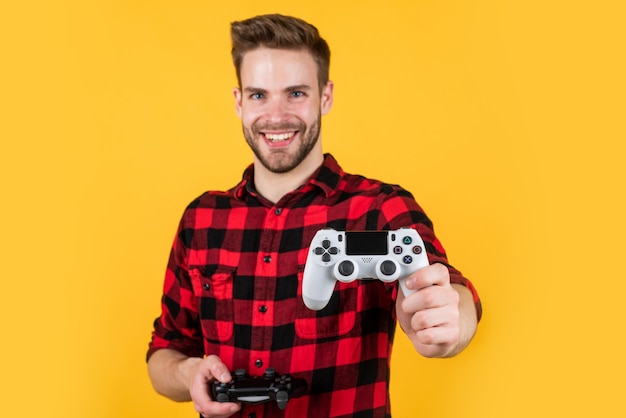 Prova questo uomo che gioca al videogioco con il controller uomo barbuto usando il gamepad di realtà virtuale nuovo videogioco online videogiochi di intrattenimento per adulti giovane ragazzo dipendente gioca con la console