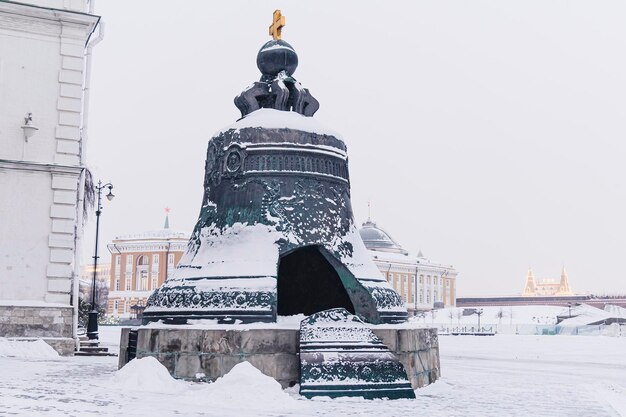 Царь-колокол Царь-колокол, Царский колокол или Королевский колокол, внутри Московского Кремля в солнечный зимний день, Россия