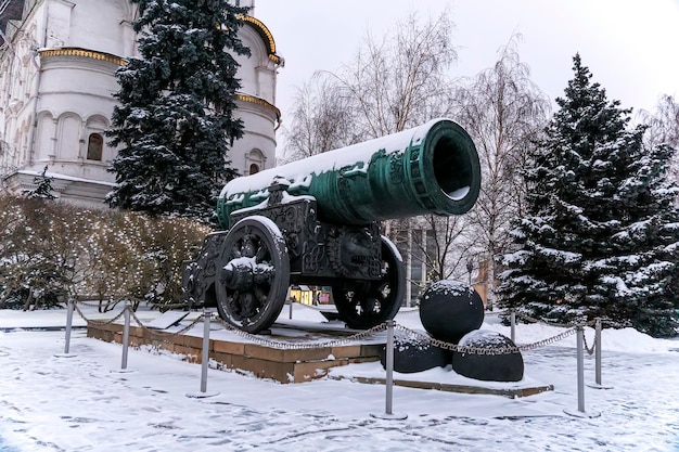 모스크바 크렘린의 이바노브스카야 광장에 있는 차르 대포 무거운 요새 포병의 걸작 러시아 파운드리 예술의 기념비 겨울