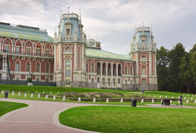 Tsaritsyn 공원 궁전과 XVIII 세기 건축가 Vasily Bazhenov의 공원 앙상블에서