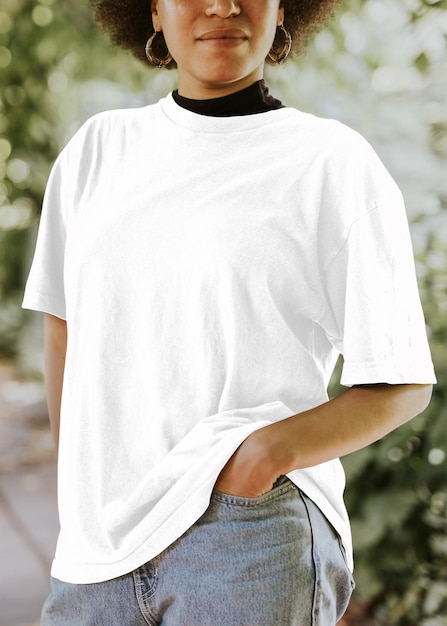 T-shirt png макет на улыбающейся женщине-модели