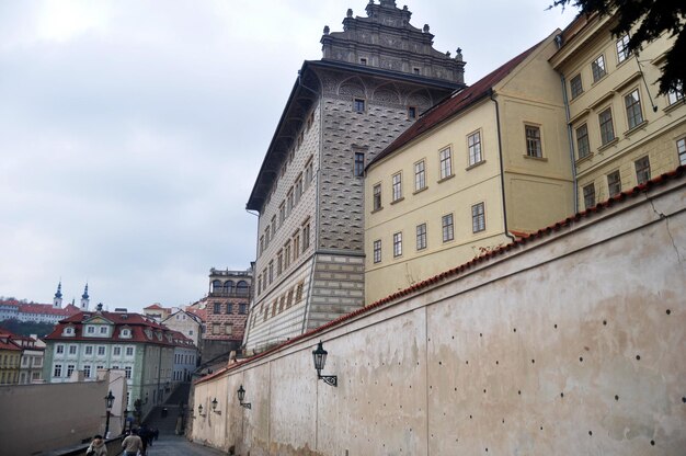 Tsjechië mensen en buitenlandse reizigers wandelen gaan reizen bezoeken Praag grootste oude ruïne antiek middeleeuws kasteel in de winter seizoensgebonden in de stad Praha op 11 november 2016 in Praag, Tsjechië