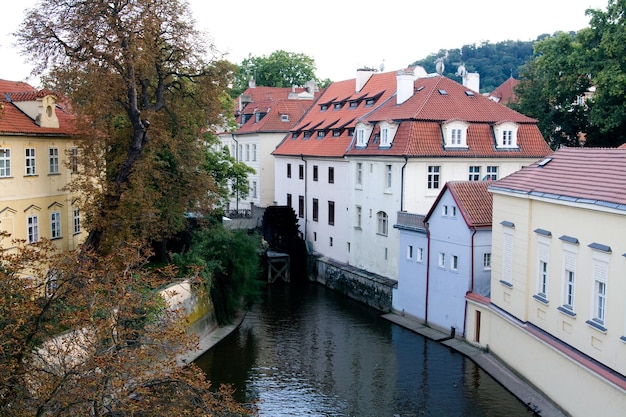 Tsjechië Praag december 2012 het uitzicht vanaf de Karelsbrug op een prachtig oud gebouw