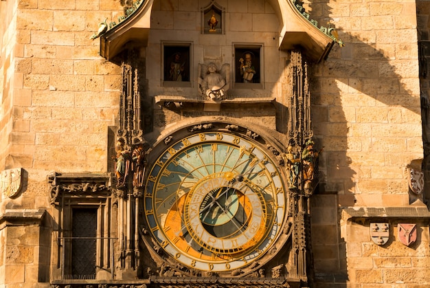 Tsjechië, Praag. Het oude stadsplein. De oude astronomische klok op het oude stadhuis. Bewegende cijfers per uur