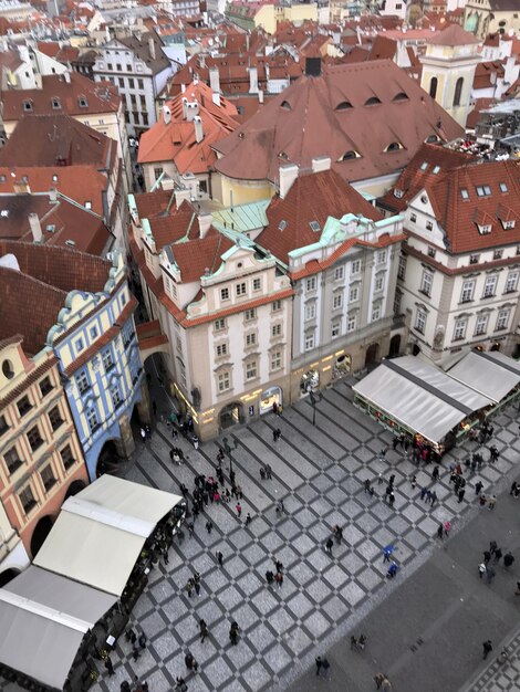 Tsjechië, Praag. Uitzicht op de daken van de stad vanaf de toren.