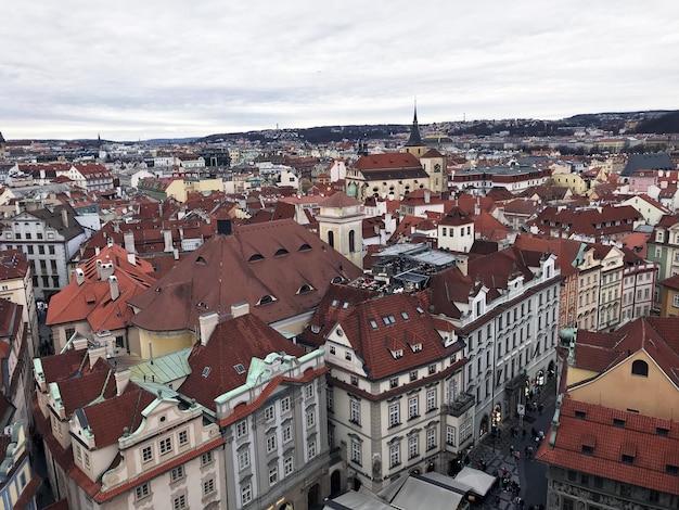 Tsjechië, Praag. Uitzicht op de daken van de stad vanaf de toren.