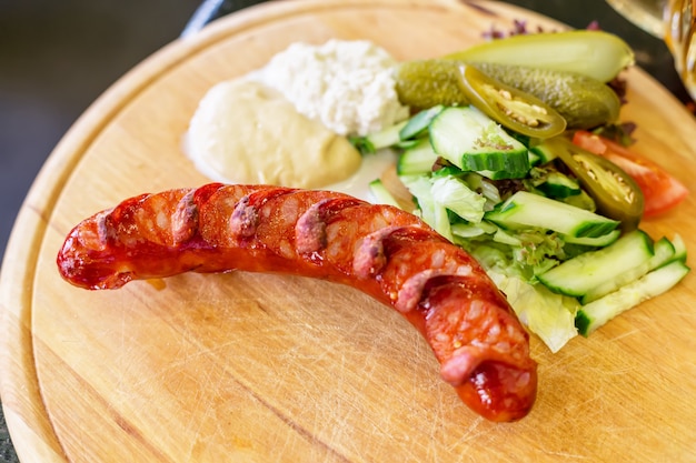 Tsjechische keuken. Worst, komkommer, peper en mierikswortel in een restaurant