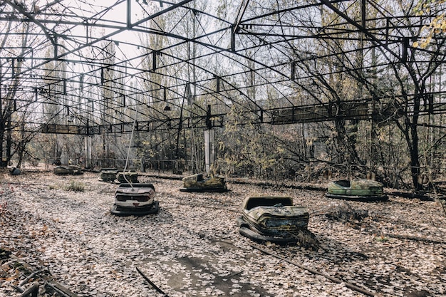 Foto tsjernobyl - uitzicht op een verlaten auto op kale bomen