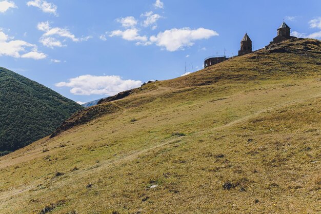 Photo tsminda sameba church near kazbegi stepancminda village georgia caucasus