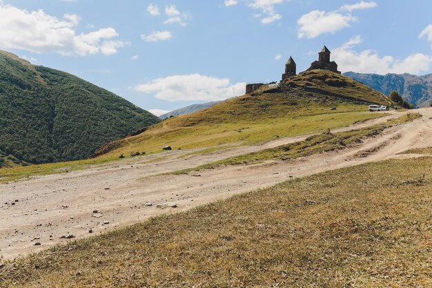 Photo tsminda sameba church near kazbegi stepancminda village georgia caucasus