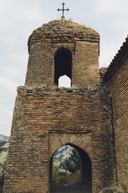 Photo tsminda sameba church near kazbegi stepancminda village georgia caucasus