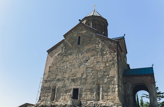 Photo tsminda sameba church near kazbegi stepancminda village georgia caucasus