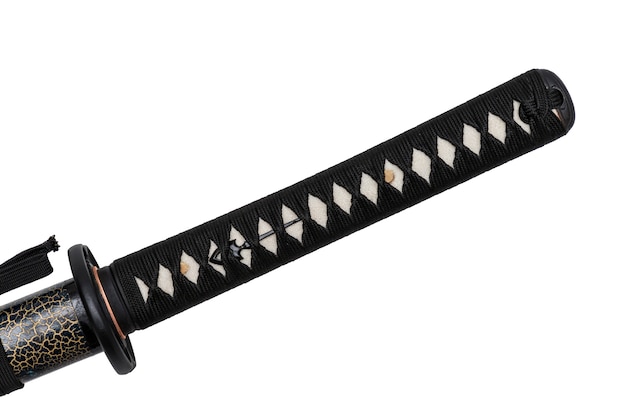 Фото Рукоятка японского меча tsuka, обмотанная черным шелковым шнуром с черным обтягиванием на коже белого луча, изолирована