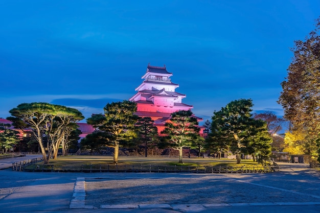 Foto tsuruga-jo kasteel, verlicht 's nachts. aizu wakamatsu, fukushima, japan.