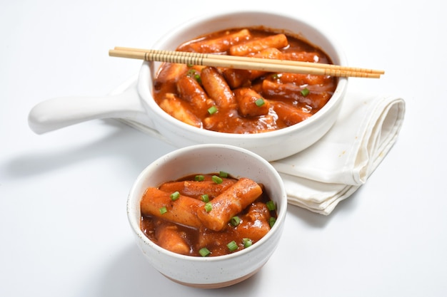 떡볶이 또는 한국 매운 떡 흰색 배경에 맛있는 매운 떡볶이의 이미지