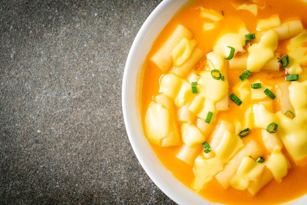 Tteokbokki met kaas of Koreaanse rijstwafel met kaas Korean food style