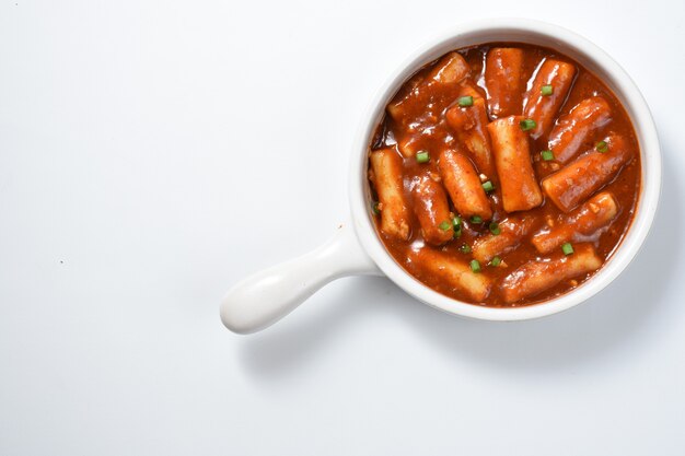 tteokbokki of Koreaanse pittige rijstcakeHet beeld van heerlijke pittige tteokbokki op witte achtergrond