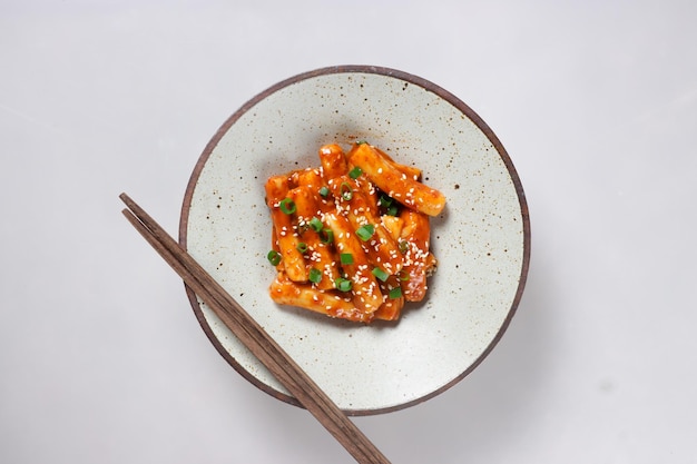 Tteokbokki of Spicy Korean Rice Cake is een van de meest populaire Koreaanse gerechten en streetfood.