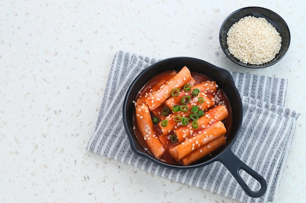 Tteokbokki of Topokki rijstwafelstok populair Koreaans straatvoedsel met pittige gochujang-saus