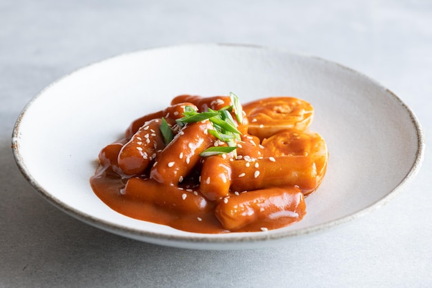 떡볶이, 매운 소스의 쌀 스틱, 전통 한국 요리, 선택적 초점