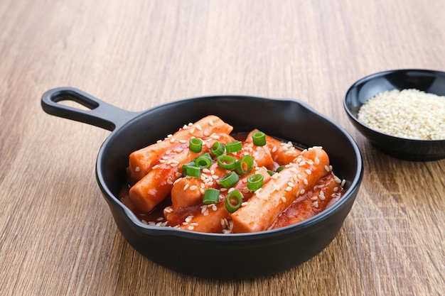 매운 고추장 소스를 곁들인 떡볶이 또는 떡볶이 스틱 인기 한국 길거리 음식