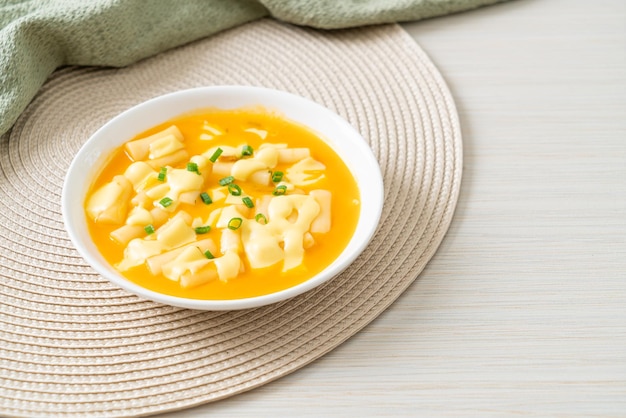 Tteokbokki con formaggio o torta di riso coreano con formaggio