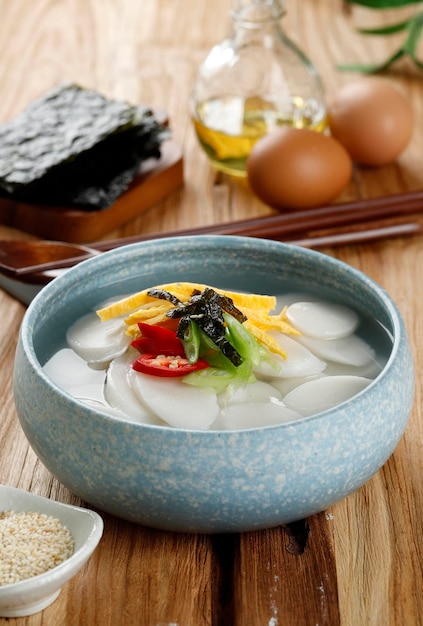 Tteokguk Koreaanse Gesneden Rijstcake Soep Ovale Rijstcake Gekookt in Heldere Bouillon Traditionele Lunar New Year Schotel