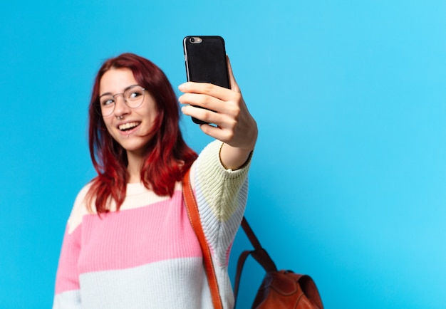 Tty studentessa che utilizza il suo telefono