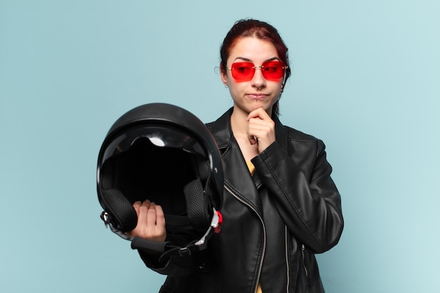 안전 헬멧을 쓴 Tty 여성 오토바이 라이더