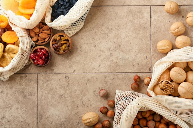 Tu Bishvat viering concept Mix van droge vruchten en amandelen hazelnoten walnoten abrikozen pruimen kersen rozijnen dadels appels vijgen op oude tegel tafel achtergrond Joodse feestdag nieuwjaar van bomen