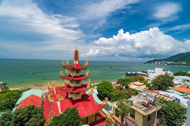 沿岸都市のVung TauにあるTu Quang Pagoda 海と市の一部の景色