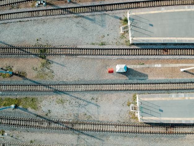 Tube trein depot. Luchtfoto drone, dieselmotor trein. Bovenaanzicht