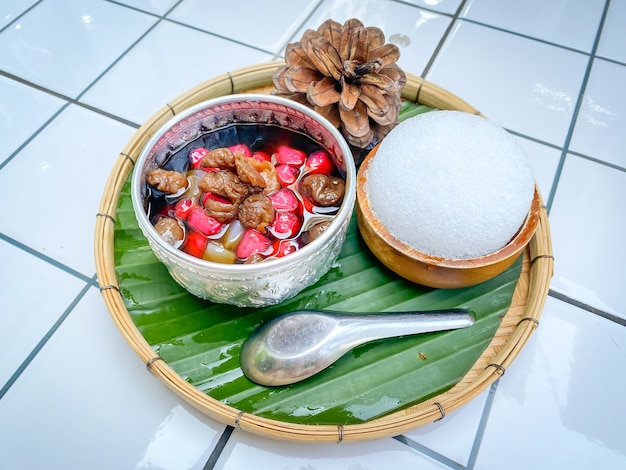 Tubtim Krob in Thaise taal, Thais dessert Waterkastanjes in kokosmelk en ijs