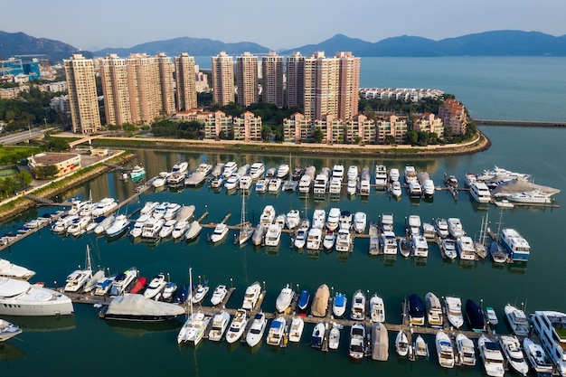 Tuen Mun, Hong Kong, 27 september 2018: - Bovenaanzicht van luxe jachthaven