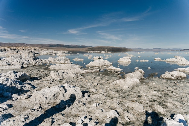 カリフォルニア州モノ湖の水面に反射するトゥファの柱