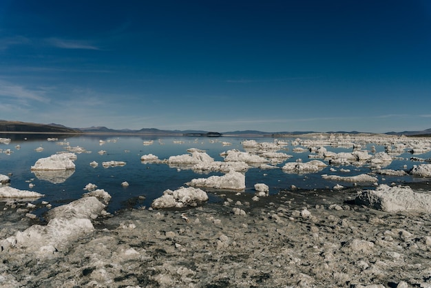 Tufa-kolommen weerspiegeld in het spiegelvormige wateroppervlak bij Mono Lake Californië