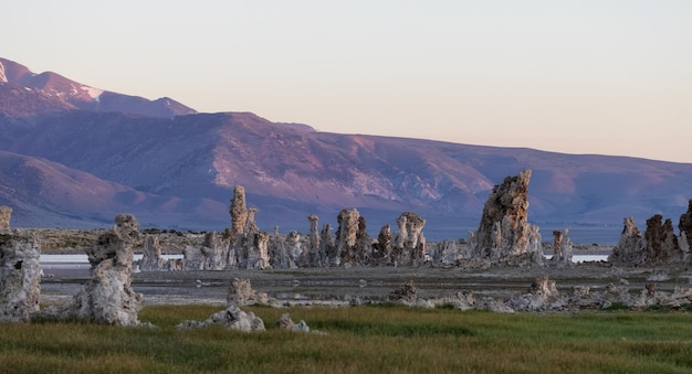 Tufa torens rotsformatie in monomeer zonnige zonsopgang