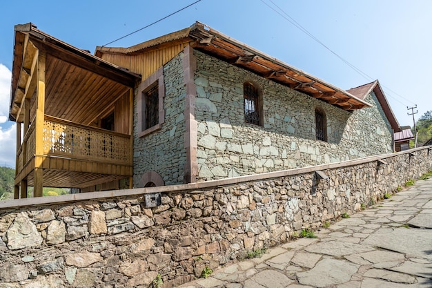 Dilijan Armenia의 Sharambeyan 거리에 있는 구시가지 지역의 Tufenkian Old Dilijan Complex